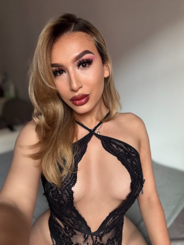 Isabella espectacular rubia