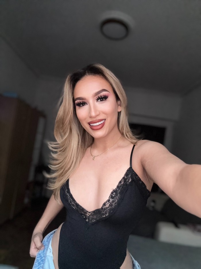Isabella espectacular rubia