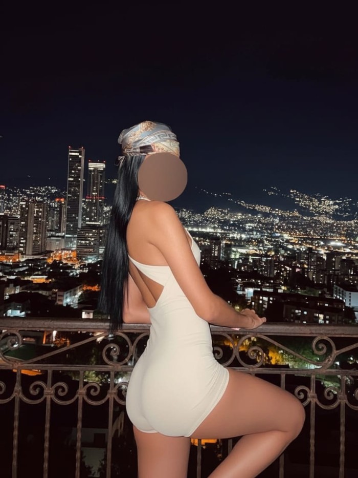 Delgadita jovencita y muy cachonda pinto