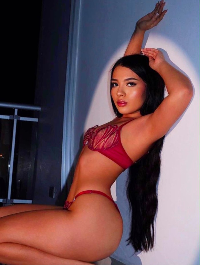 Chica hermosa y extrovertida