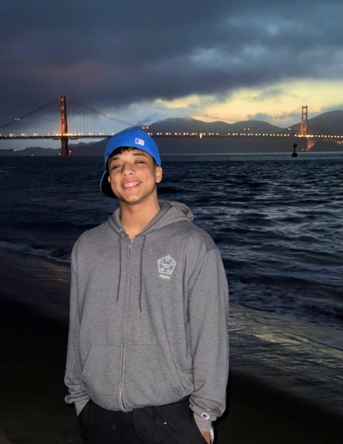 Joven latino versátil pocos días