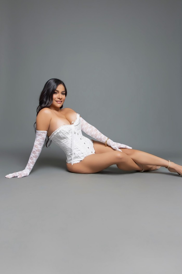 LINDA Y COMPLACIENTE CHICA LATINA