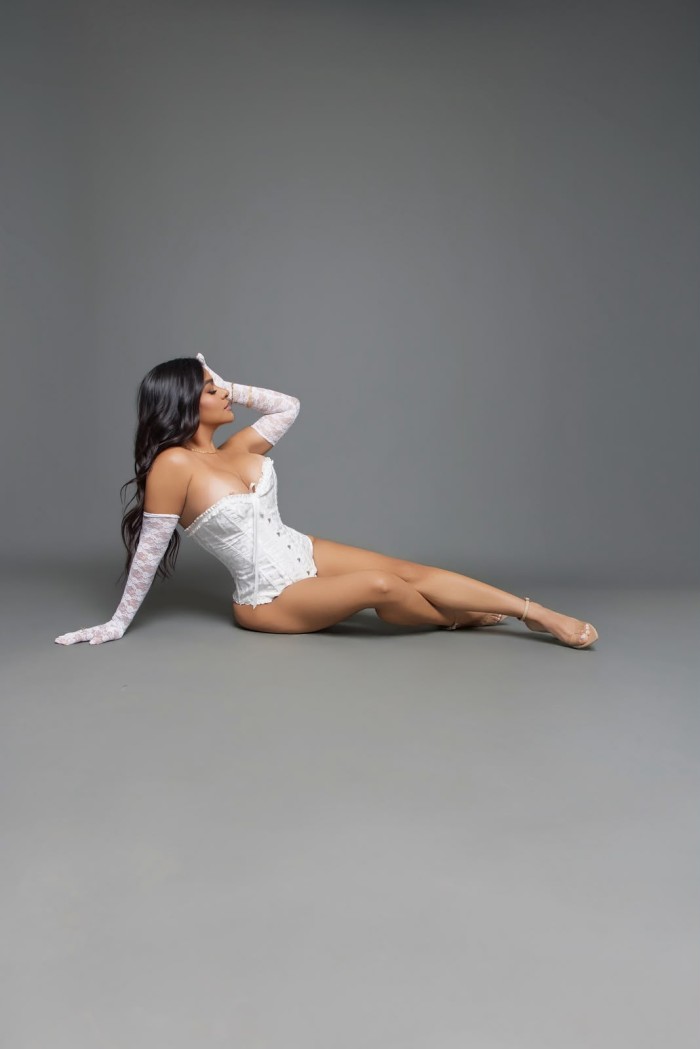 LINDA Y COMPLACIENTE CHICA LATINA