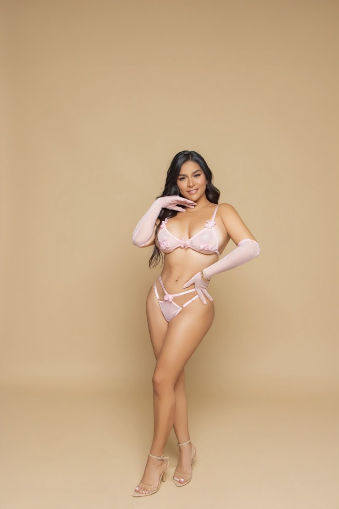 LINDA Y COMPLACIENTE CHICA LATINA
