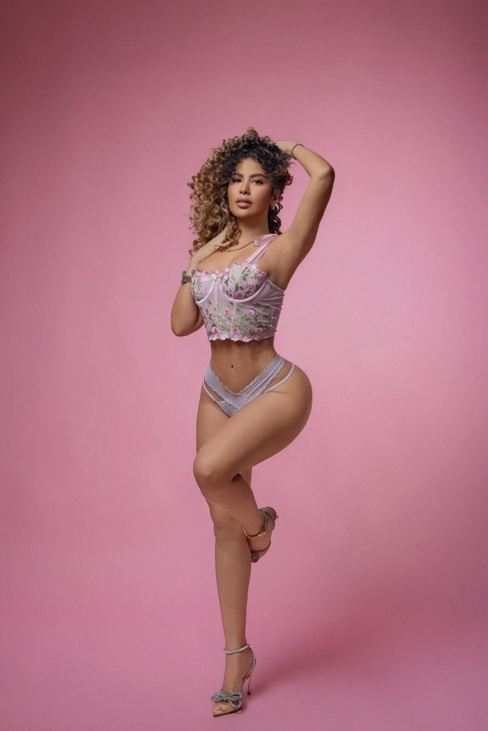 Latina cariñosa y muy morbosa y complaciente