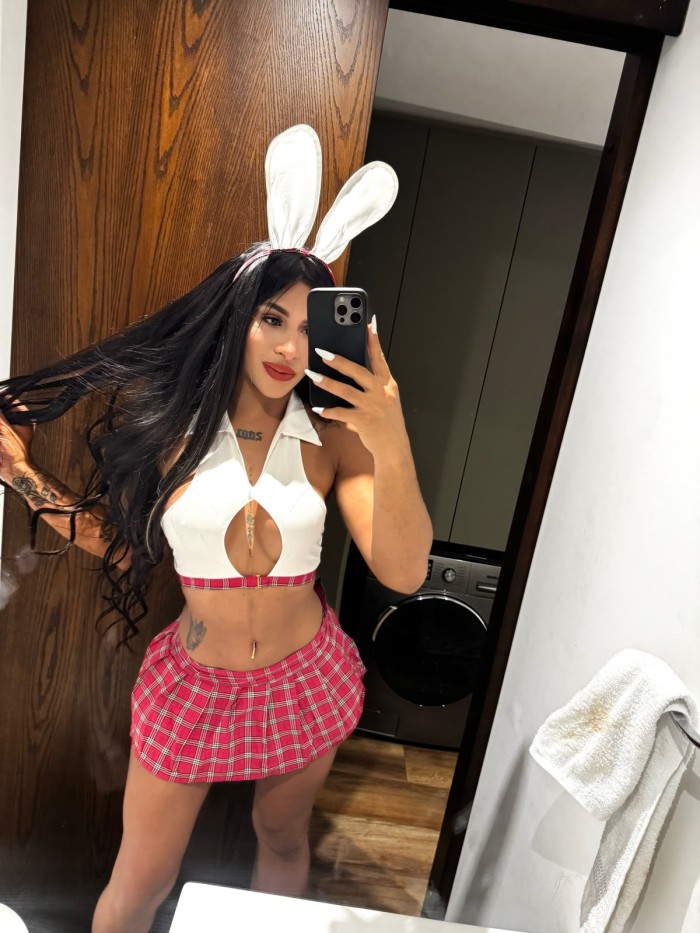Barbi morena la latina  femenina pollona fiestera