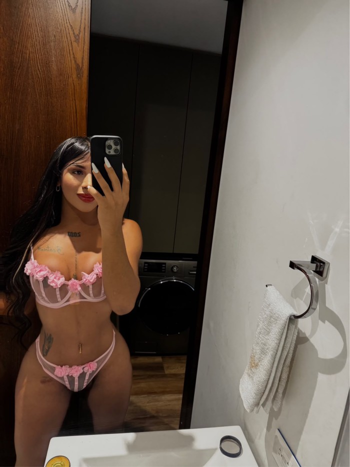 Colombiana latina femenina morena pollona fiestera