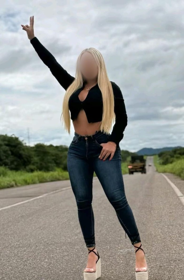 Rubia sexy guapa complaciente dispuesta