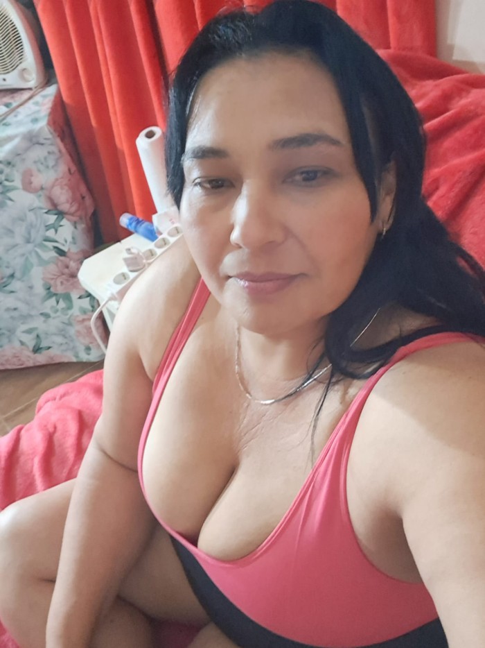 Cheni madurita latina guapa, fiestera a tope.