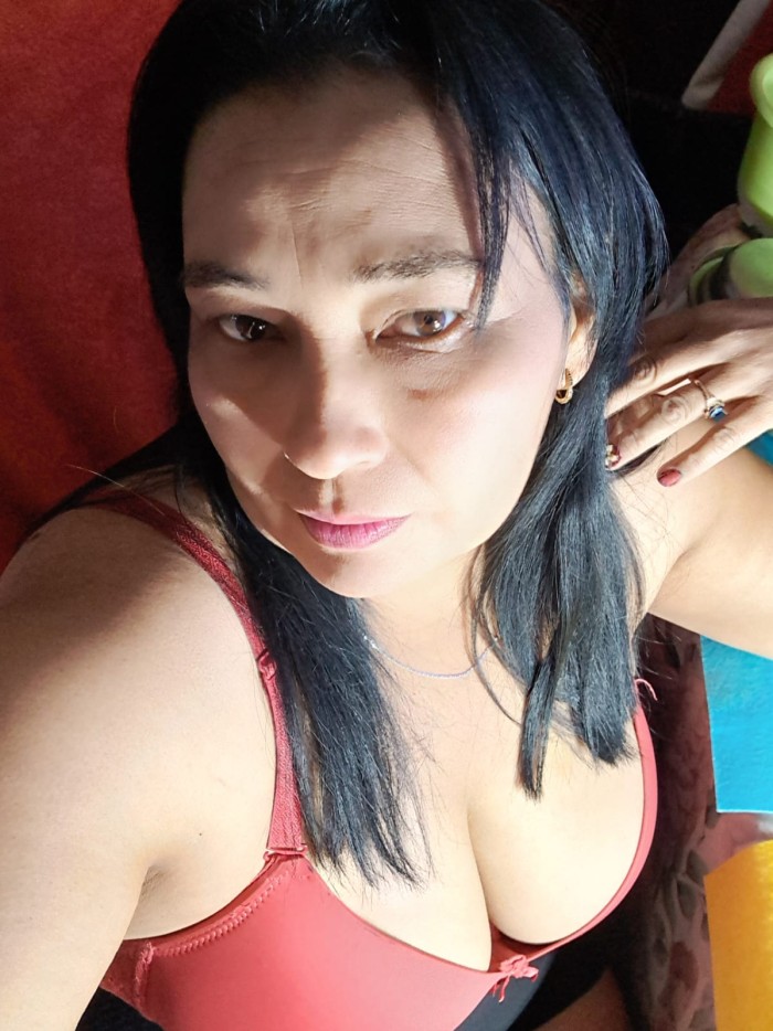 Cheni madurita latina guapa, fiestera a tope.