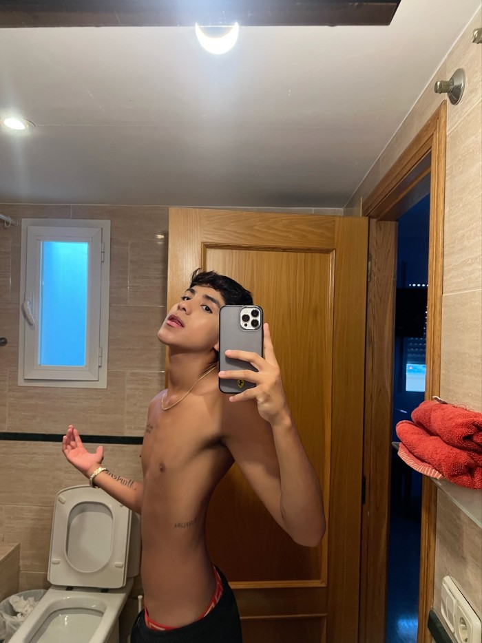 Valentino niñato XXl rompe culos fiestero nuevo