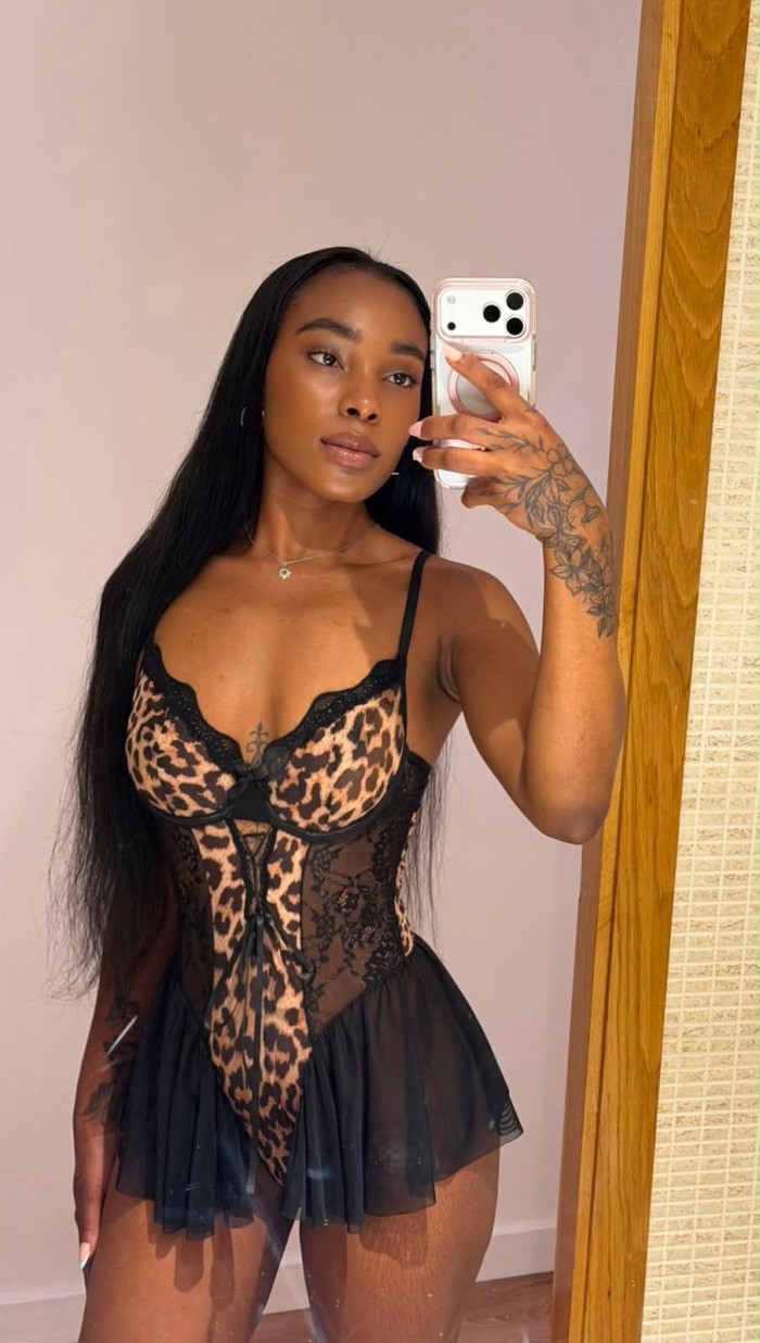 JOVEN DIVINA DELGADITA, MORBOSA Y CALIENTE