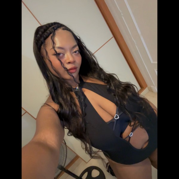 Morena colombiana con curvas