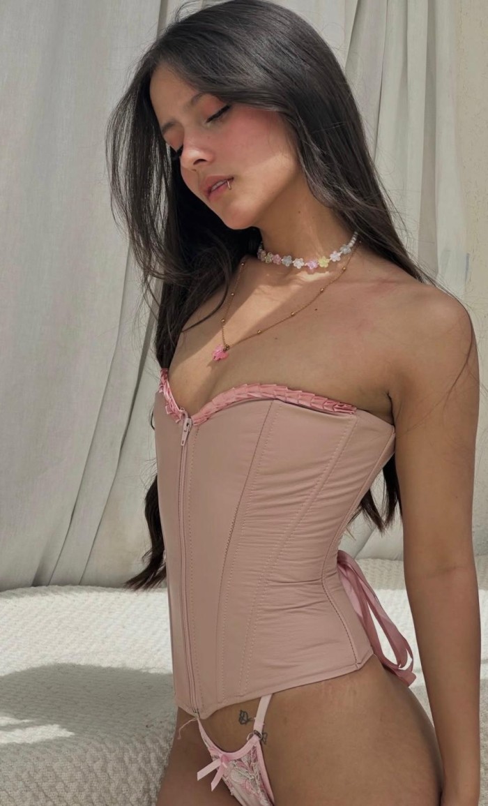 APOTEOSICA SEXY DELGADA Y MUY COMPLACIENTE NIÑA 20