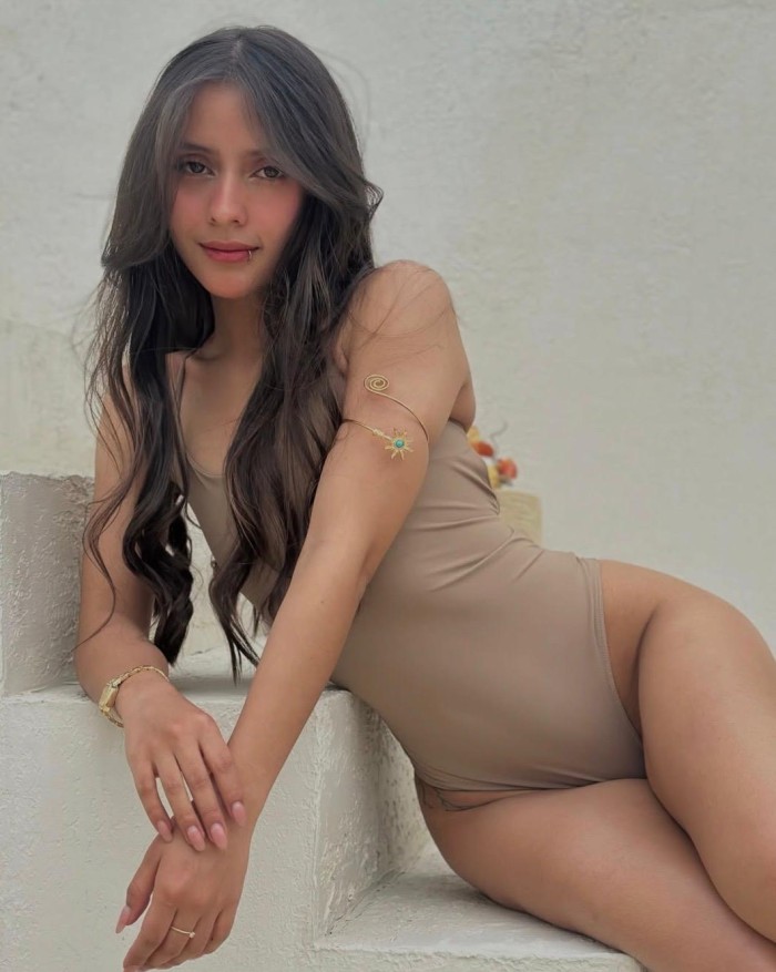 APOTEOSICA SEXY DELGADA Y MUY COMPLACIENTE NIÑA 20