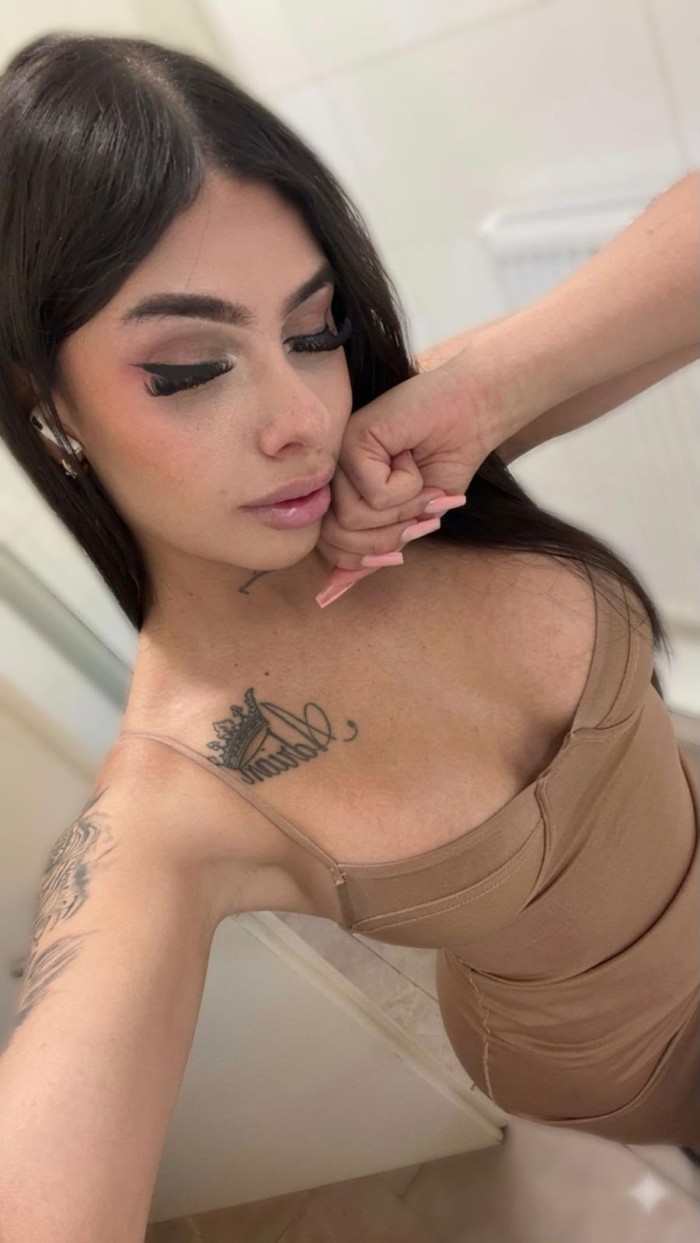 Hermosa y pollona