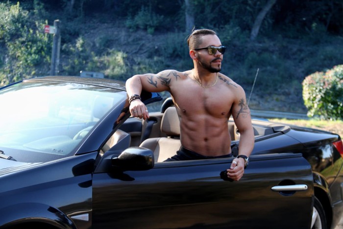 HOMBRE BRASILEÑO COMPLACIENTE A TUS CAPRICHOS