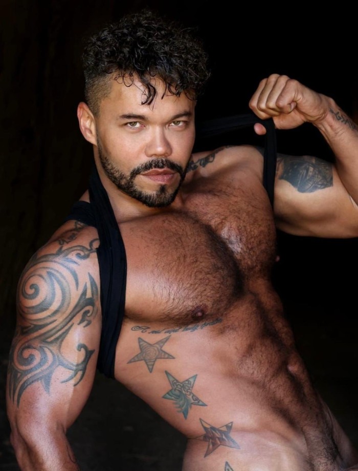 HOMBRE BRASILEÑO COMPLACIENTE A TUS CAPRICHOS