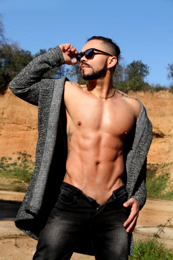HOMBRE BRASILEÑO COMPLACIENTE A TUS CAPRICHOS