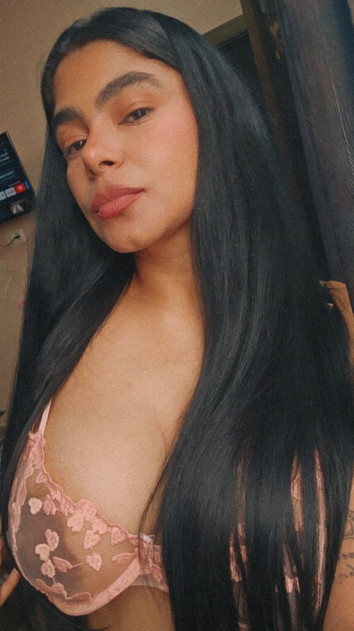 LATINA MUY CACHONDA CON GANAS DE TODO A TOPE