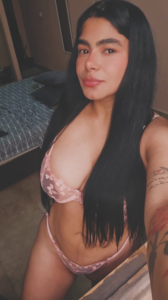 LATINA MUY CACHONDA CON GANAS DE TODO A TOPE