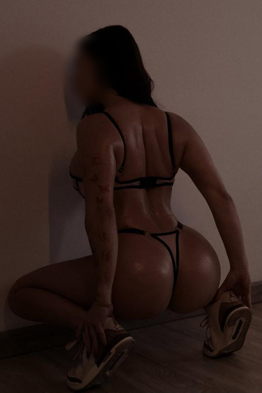 Kiara – 26 años | Colombiana, elegante y con mucha presencia