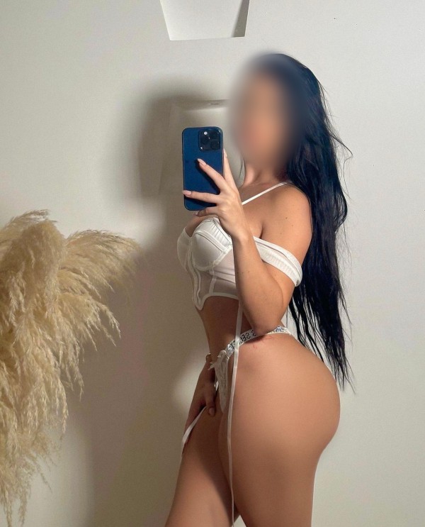 Kiara – 26 años | Colombiana, elegante y con mucha presencia