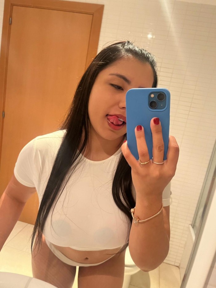 Ven prueba mis grandes tetas y cómete mi coñito