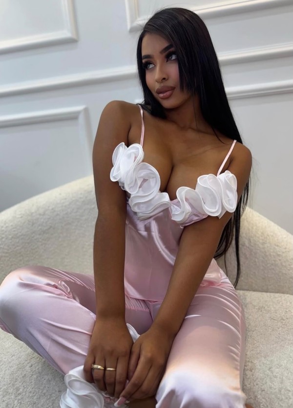 CAMILA CACHONDA Y FIESTERA