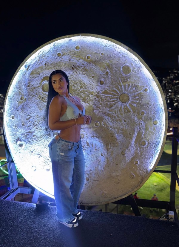 CAMILA CACHONDA Y FIESTERA