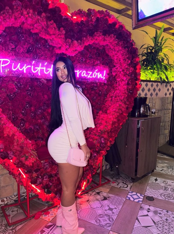 CAMILA CACHONDA Y FIESTERA