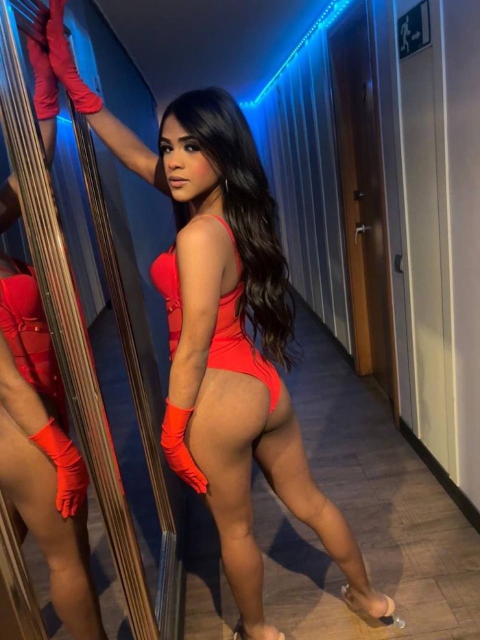 Impresionante trans super dotada y fogosa 23cm