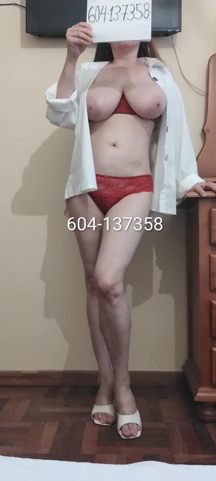 Masajista erótica con pechos grandes y naturales