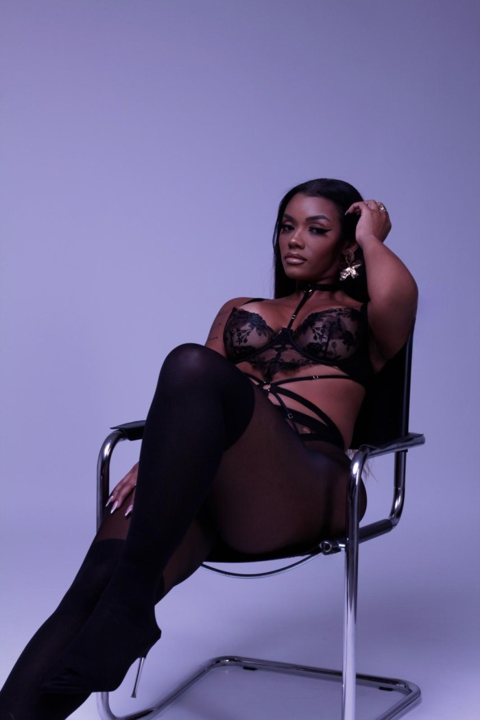 RUBY – Modelo Brasileña Exclusiva en Ibiza
