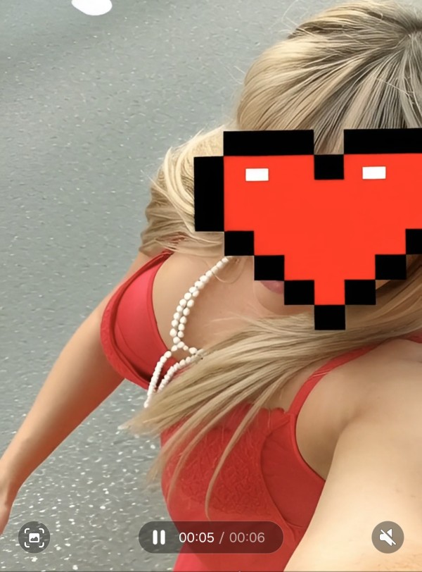 Te la mamo de rodillas mirandote hasta que te corras en mi boca