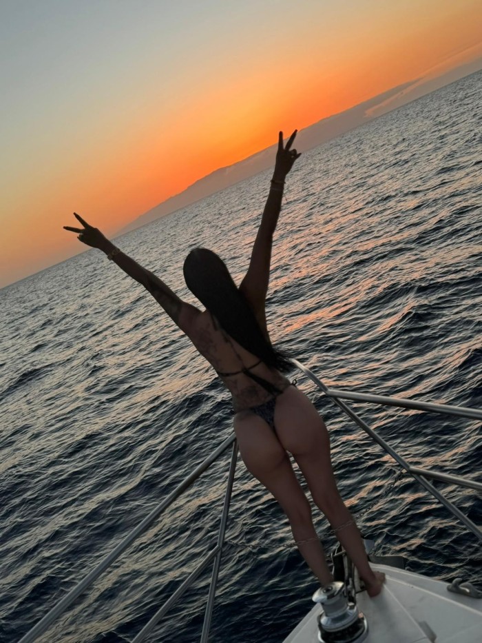 MILF con muchas ganas de sexo, francés natural, besos y fiesta