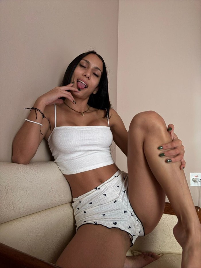 MORENA CON RICAS TETAS, HAGO BUENAS MAMADAS