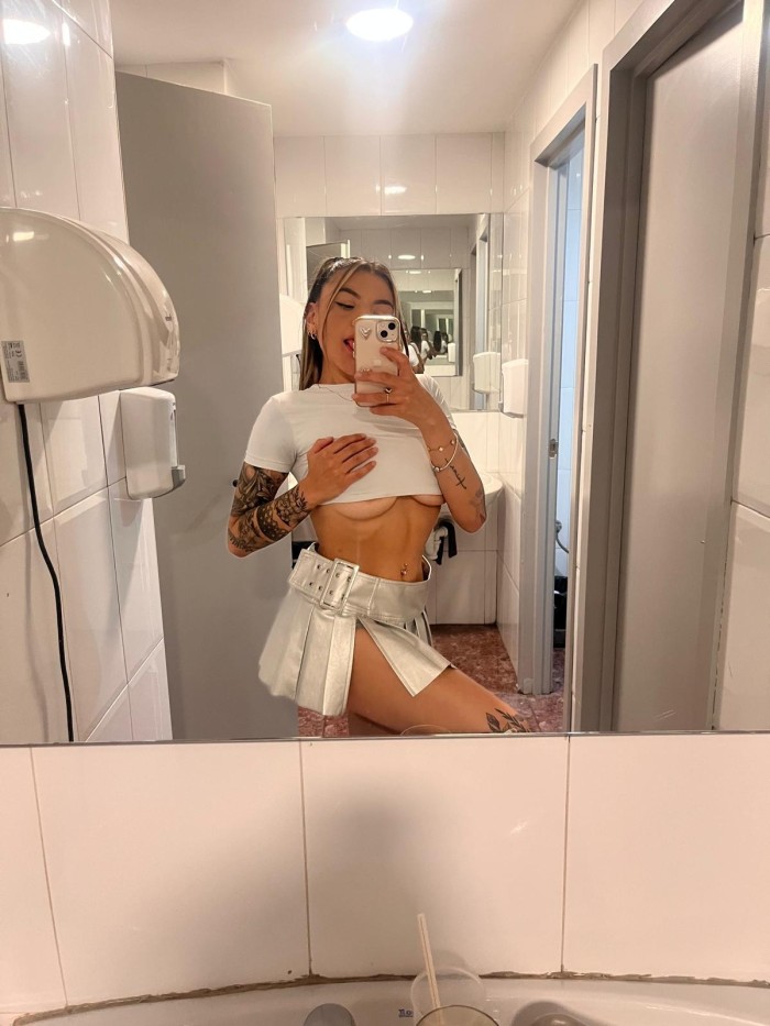 SEXY LATINA JOVENCITA MUY ARDIENTE EN EMPURIABRAVA