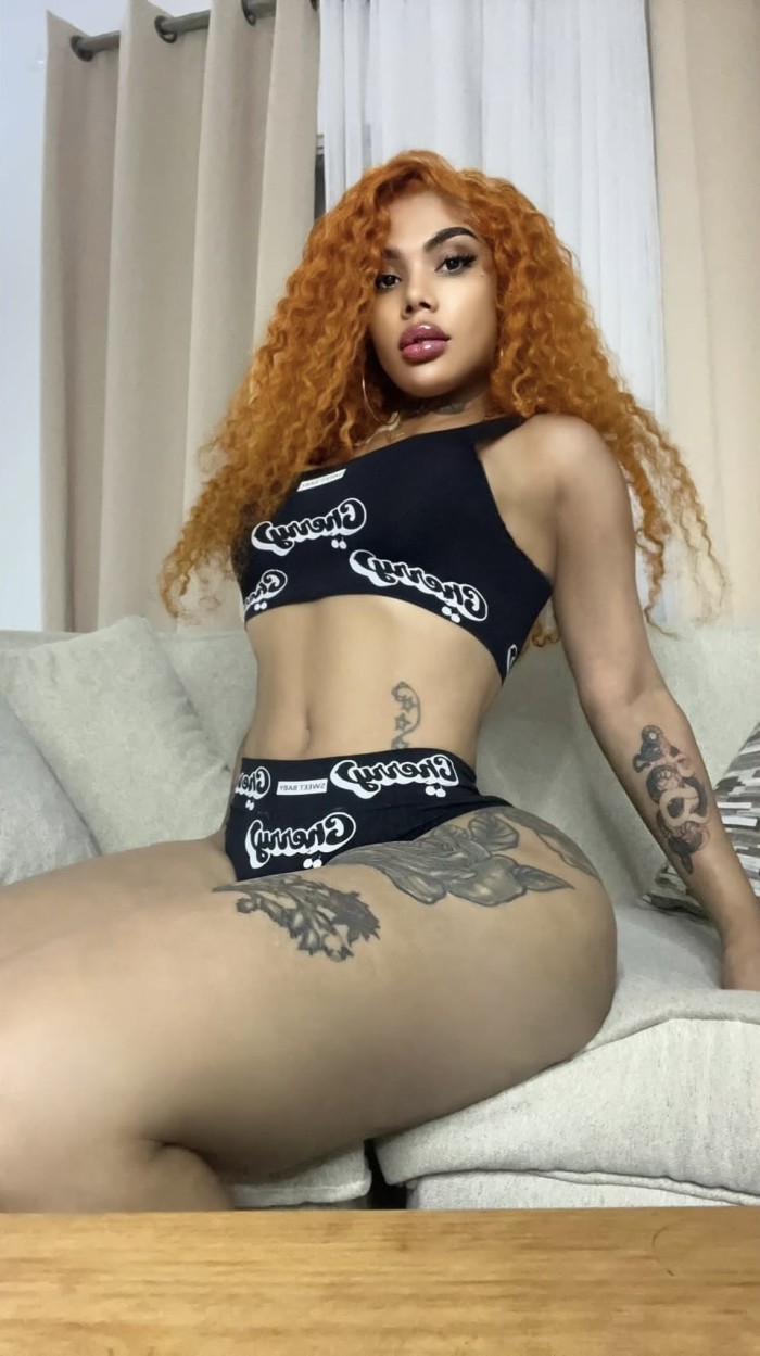 Nalgona, tatuada de gruesa y hermosa polla rosada