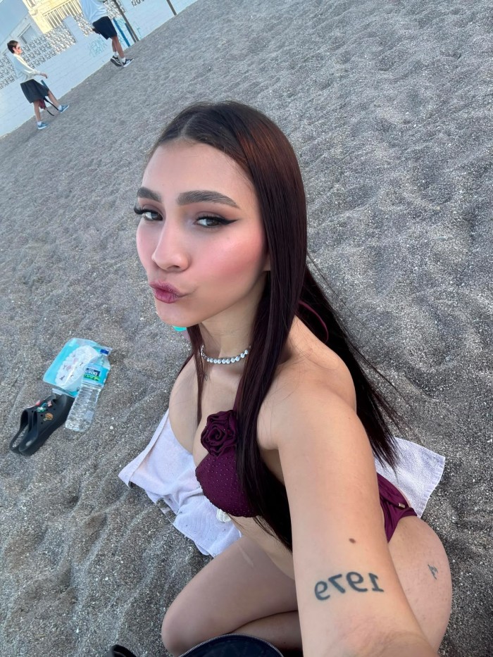 Joven delgada y encantadora