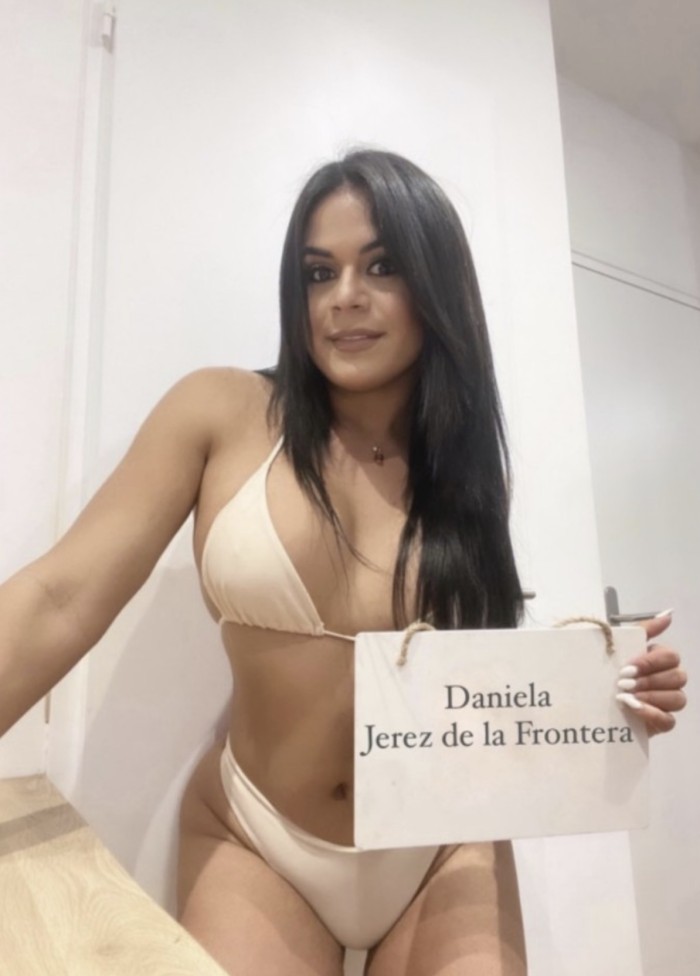 Daniela latina fiestera