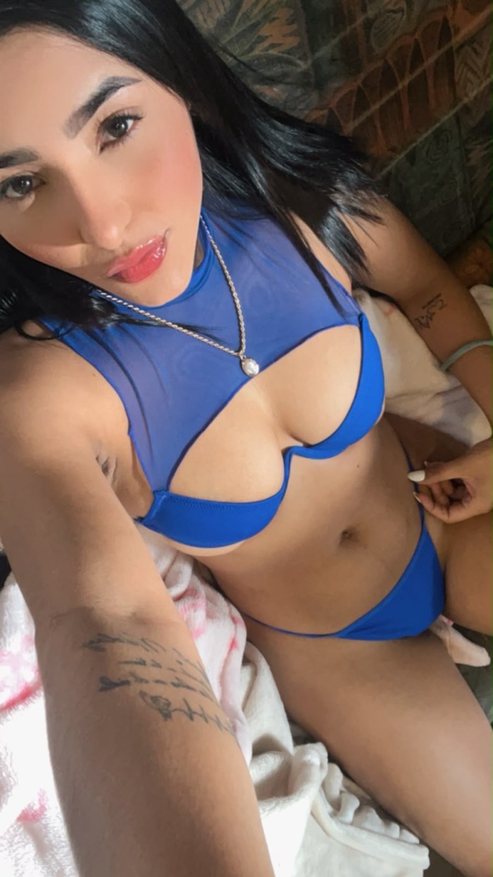 UNA HERMOSA JOVEN FLACA
