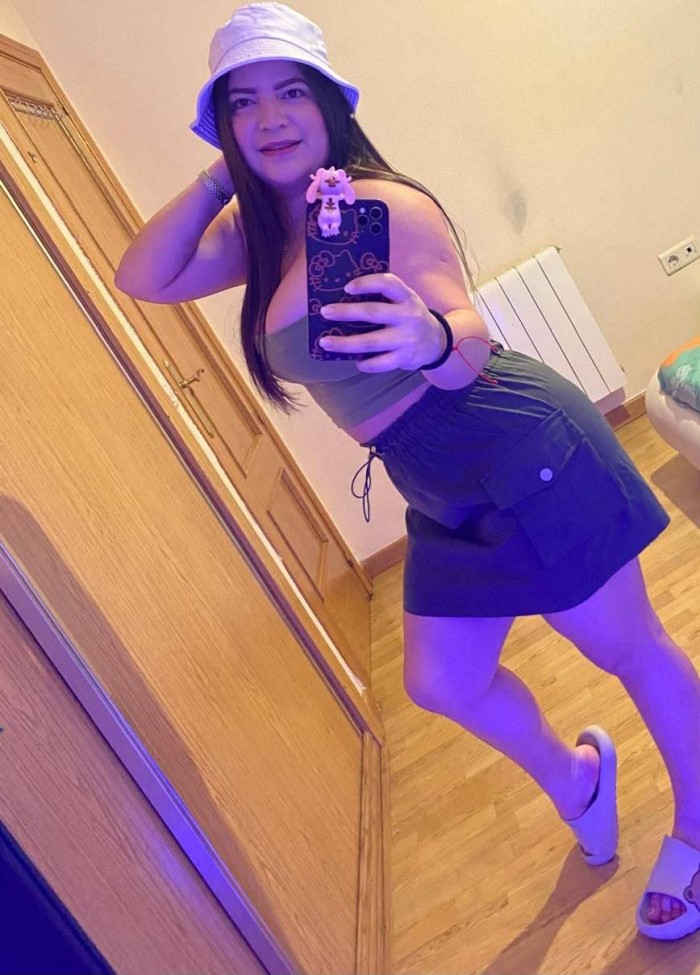 Pequeñita viciosa con unas tetas de infarto