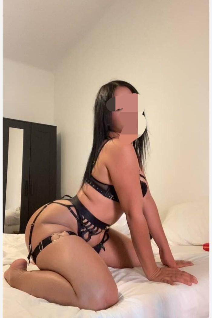 Latina muy cachonda esperando por ti