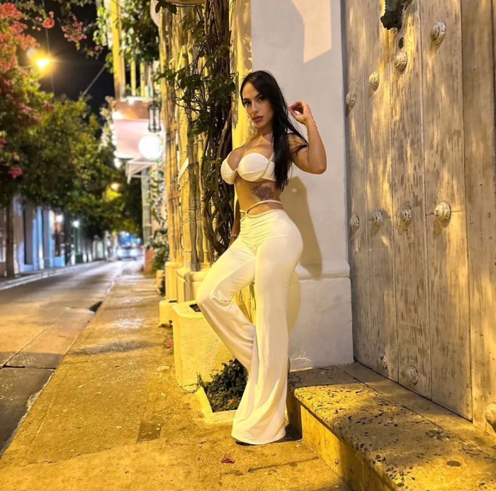 ALINA 29  – COLOMBIANA FIESTERA EN BARRIO DEL PILAR
