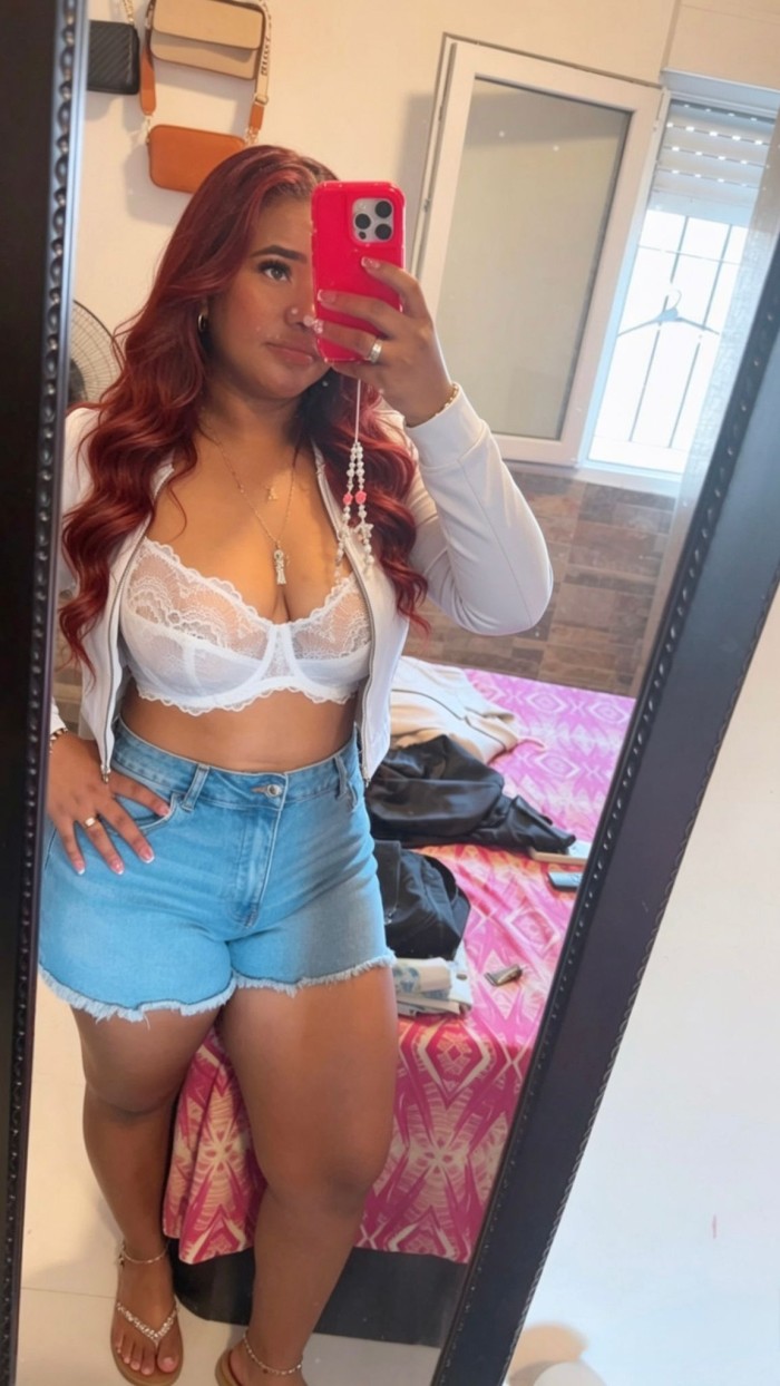 LATINA FIESTERA Y CALIENTE EN VECINDARIO
