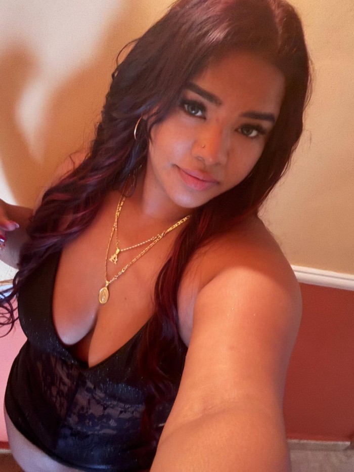 LATINA FIESTERA Y CALIENTE EN VECINDARIO