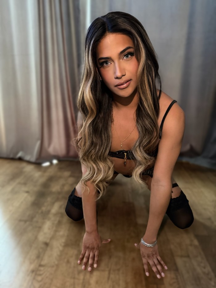 Trans divina femenina morbosa y fiestera