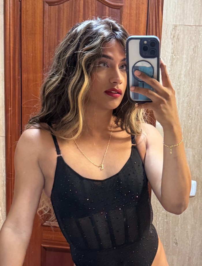 Trans divina femenina morbosa y fiestera