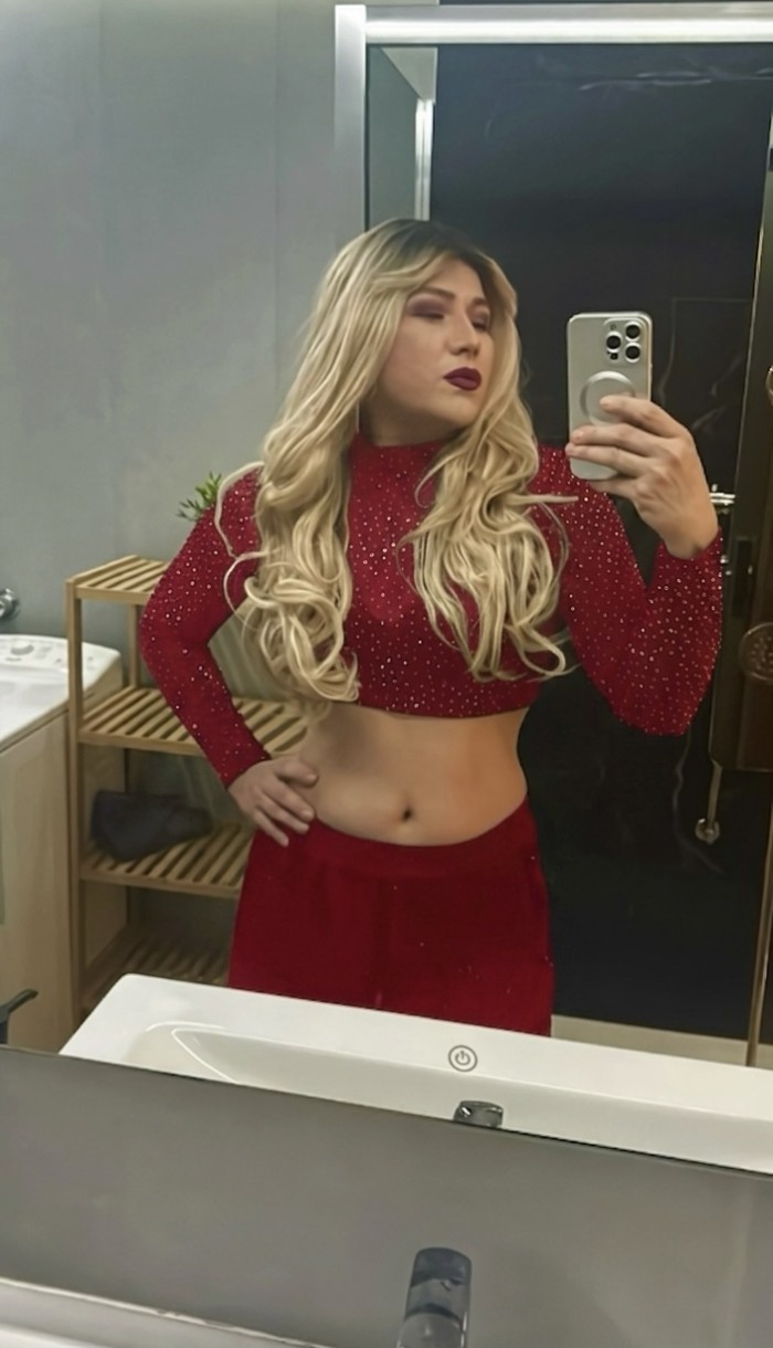 CD GUAPÍSIMA SÚPER FEMENINA CON POLLON DE 19cm GRUESA SITIO CLIMATIZADO